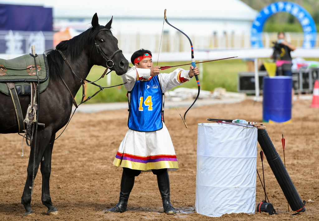 8月20日，騎手在“蒙古馬”傳統技巧表演中展示射箭。