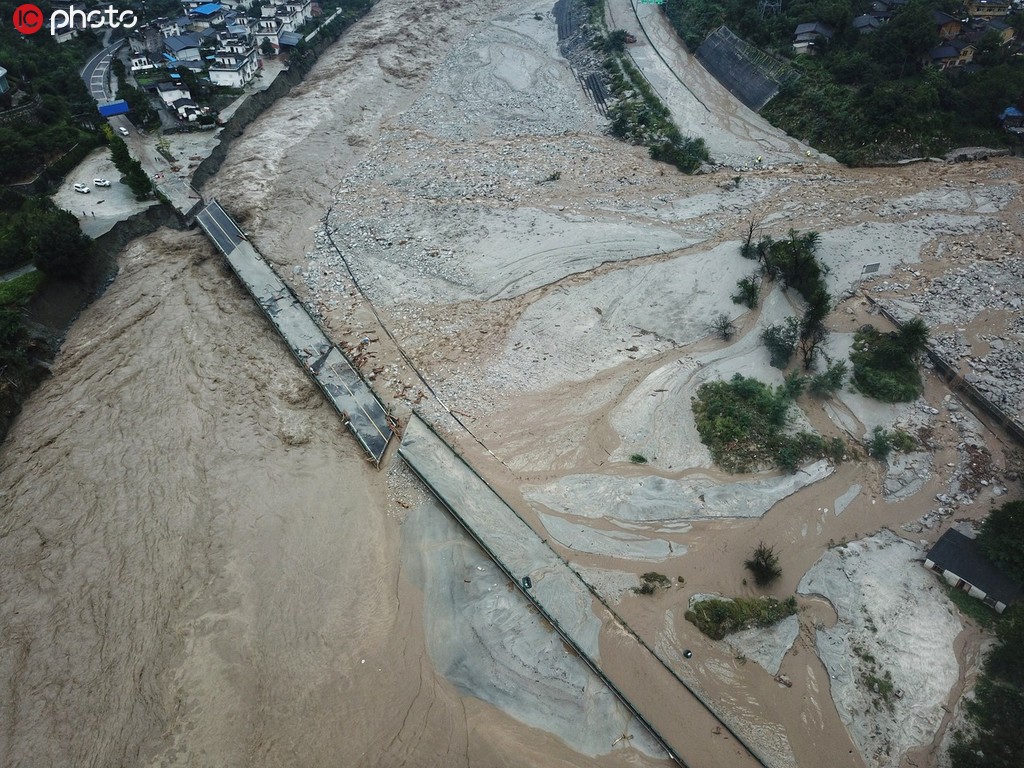 都汶高速公路遭受影響雙向中斷，綿虒服務區進水嚴重，近一半服務區過水，水深齊腰。（IC photo）