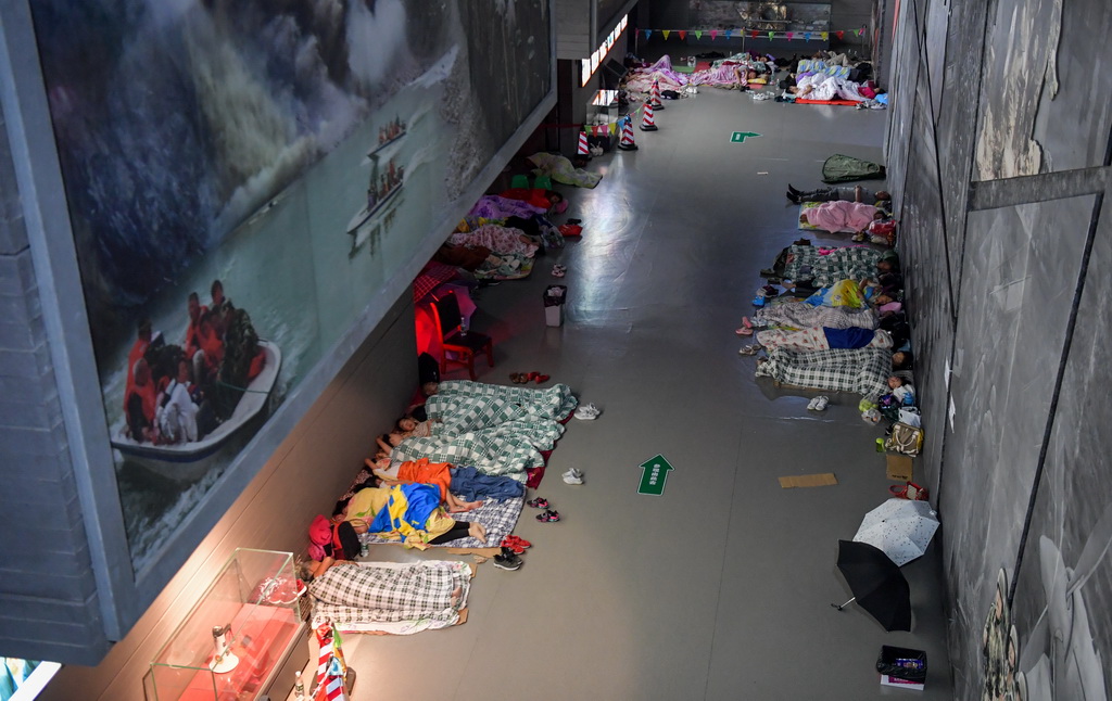 8月21日，汶川縣映秀鎮部分受暴雨災害影響的群眾被安置在汶川特大地震震中紀念館。新華社記者 （張超群 攝）
