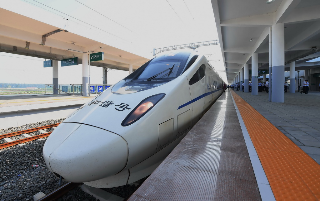8月21日，D6622次列車停靠在曹妃甸東站，准備開往北京南站。