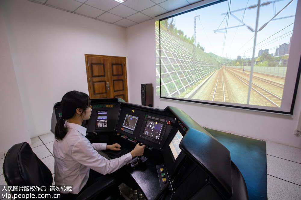 2019年8月21日，重慶機務段培養的首批鐵路女動車組司機在動車組模擬駕駛設備上進行動車組模擬駕駛培訓。