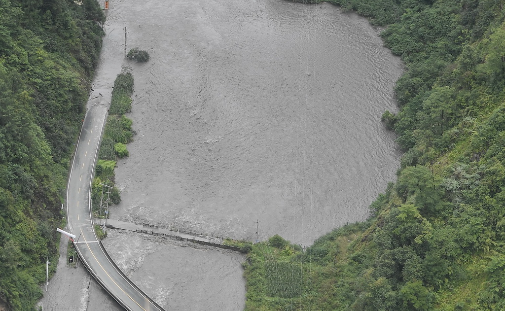 這是在四川臥龍耿達鎮境內拍攝的被淹的道路（8月21日攝）。