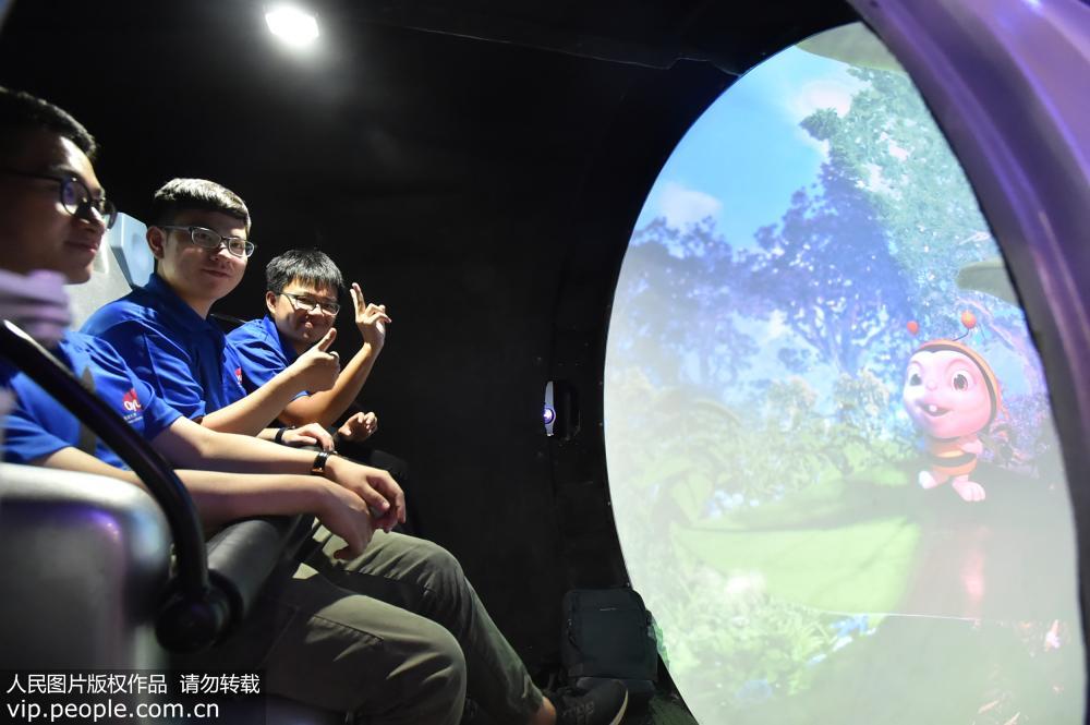 8月22日，香港城市大學學生代表正在哈工大機器人（揚州）科創中心體驗9DVR虛擬現實技術運用。