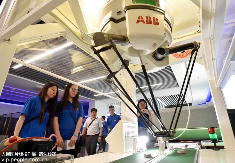 8月22日，香港城市大學學生代表正在哈工大機器人（揚州）科創中心觀摩高端人工智能高科技產品。