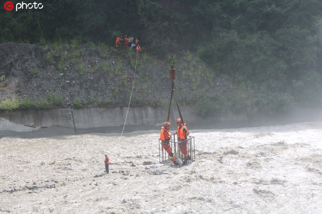 68歲老人被困洪水中 消防員利用吊車40米垂直下降成功營救【2】