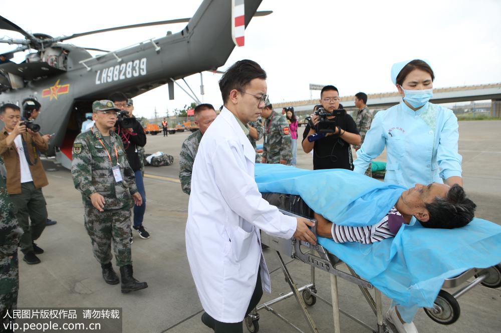 3名在老挝车祸中受伤中国游客乘坐直升机抵达国内治疗 第1页