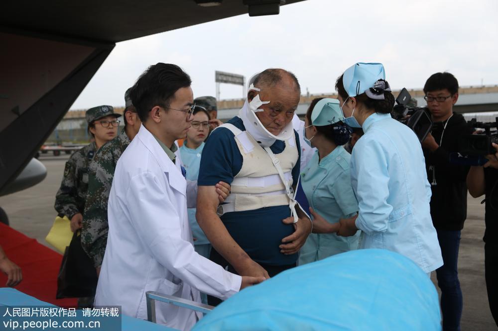 3名在老挝车祸中受伤中国游客乘坐直升机抵达国内治疗(2) 第2页