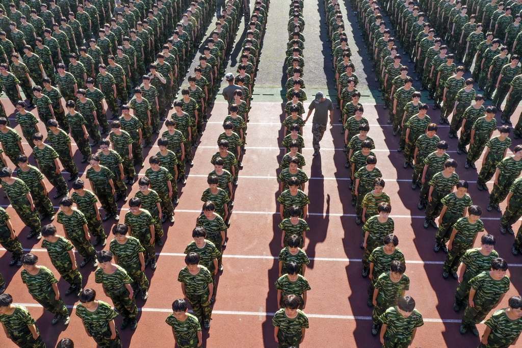 8月25日，河北省遵化市第一中學學生在操場上訓練。