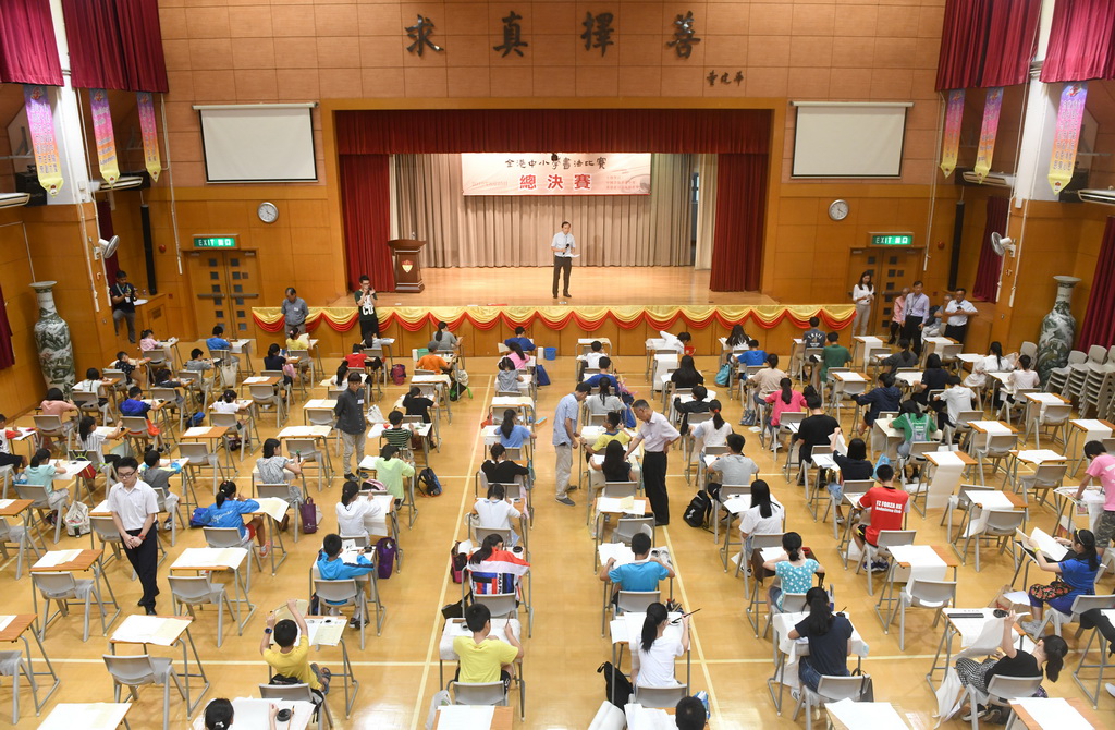 8月25日，全港中小學書法比賽總決賽在香港福建中學舉行。新華社記者 盧漢欣 攝