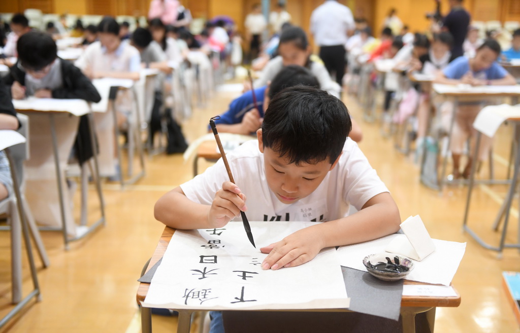 8月25日，參賽選手在比賽中認真書寫。新華社記者 盧漢欣 攝