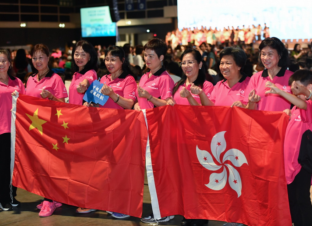 8月25日，全港婦女守護家園大集會與會者與國旗和香港特區區旗合影。