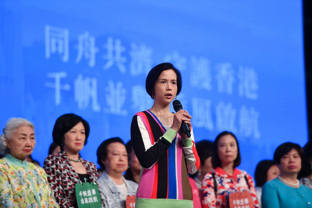 8月25日，會計界代表劉麥嘉軒在全港婦女守護家園大集會上發言。