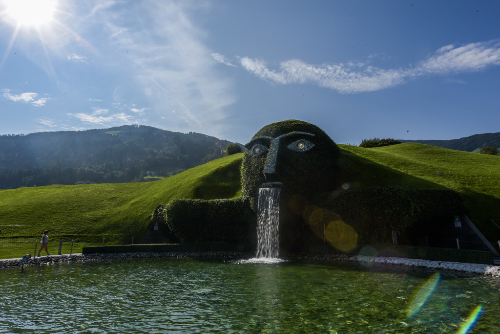 這是8月26日在奧地利蒂羅爾州瓦滕斯拍攝的施華洛世奇水晶世界“噴泉巨人”。