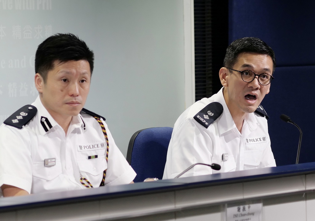 8月27日，香港特區政府警務處警察公共關系科高級警司江永祥（右）在記者會上回答記者提問。