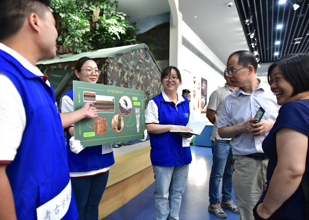 8月27日，志願者在展覽現場向參觀者講述考古知識。李賀 攝