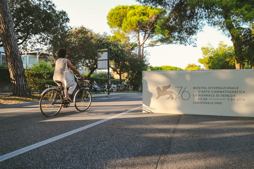 8��27�գ������������˹���ൺ��һ��Ů���ﳵ·��һ������˹��Ӱ�������塣