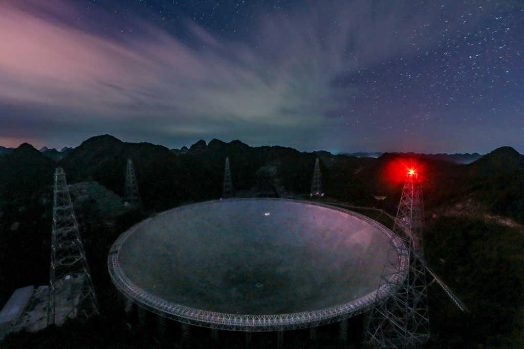 8月27日拍攝的星空下的“中國天眼”。