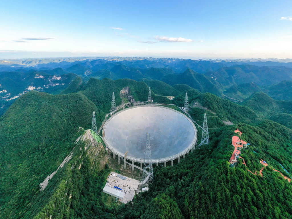 8月27日無人機拍攝的“中國天眼”全景。