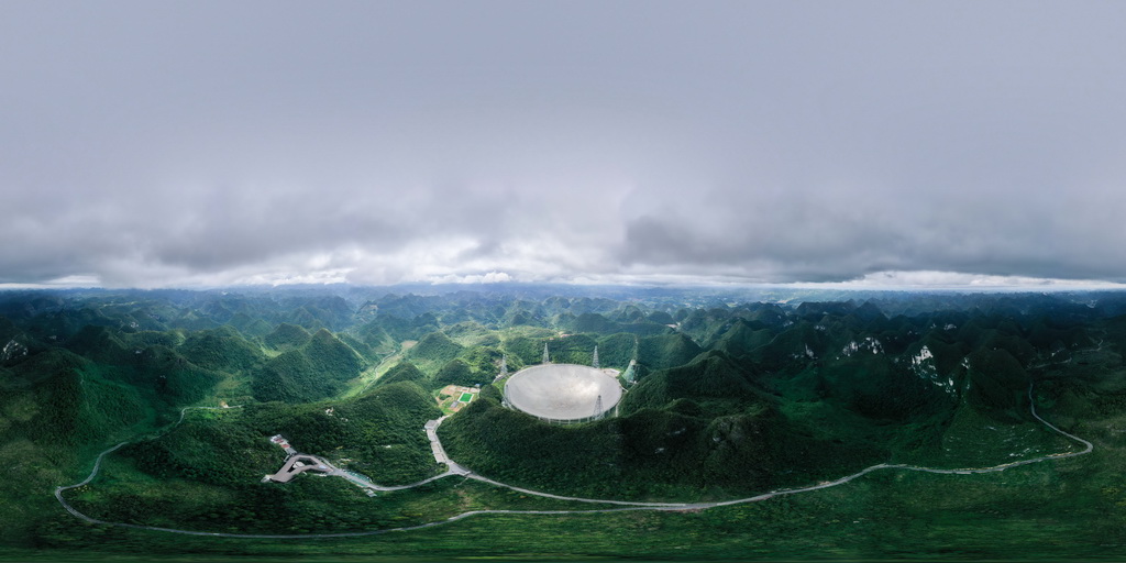 8月27日無人機拍攝的“中國天眼”全景。
