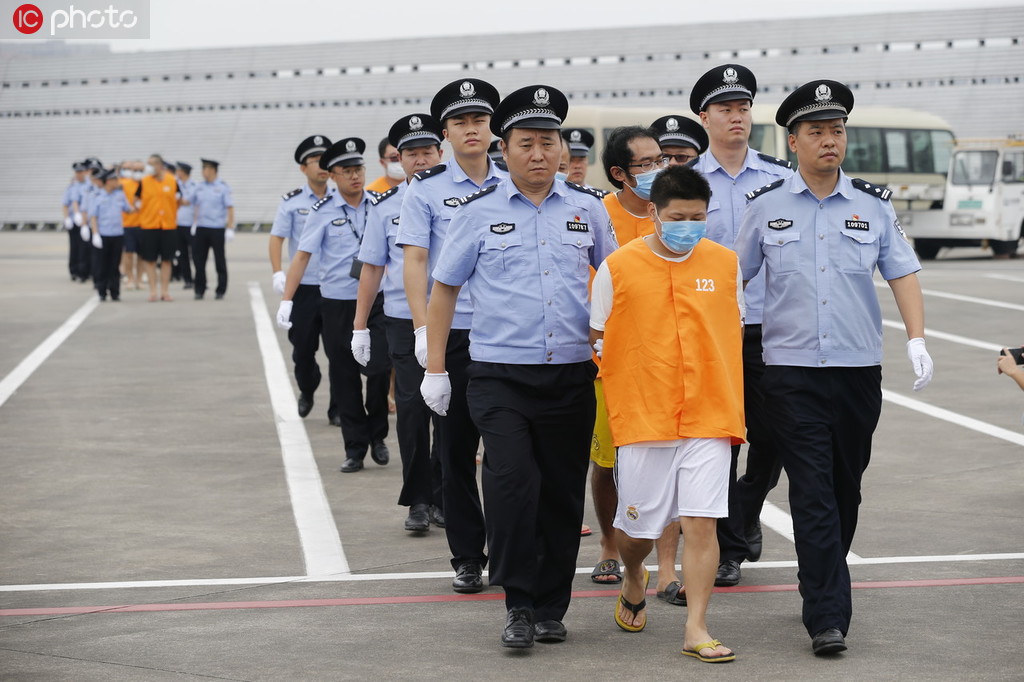 重慶警方2架包機將150名網絡詐騙嫌疑人押解回國【3】