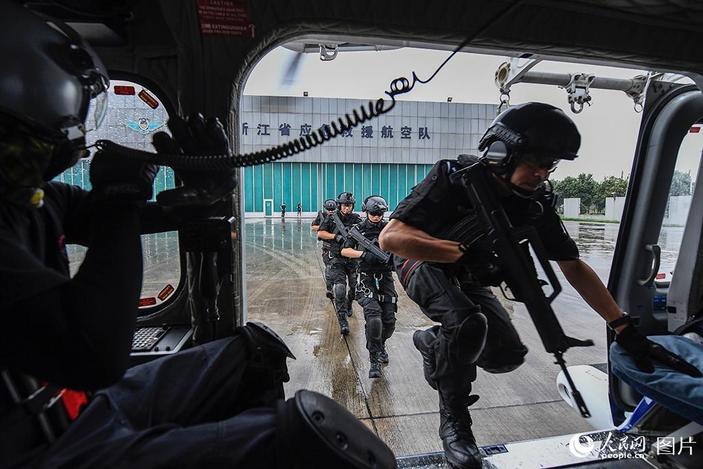 12����Ա����һ�����ν�������ڲ���ʮ�����ֱ������ͣ��30�׸߿գ�����Ա�۲��ܱ�����������Ĵָָ���ؾ���������׼��������/��