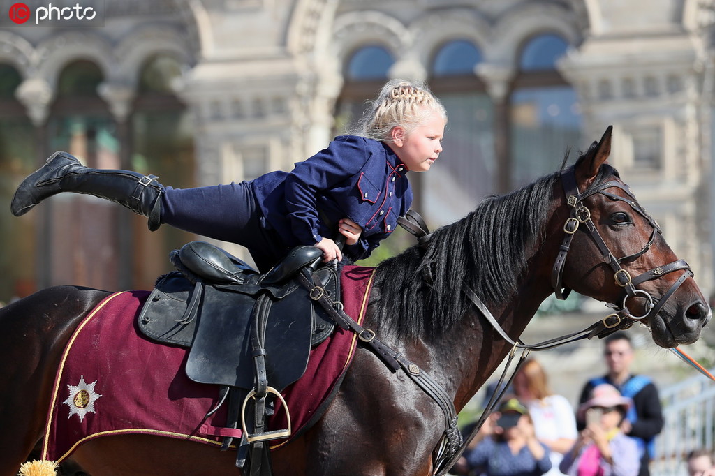 俄羅斯兒童馬術比賽在莫斯科紅場舉行 孩子們馬背表演各顯神通