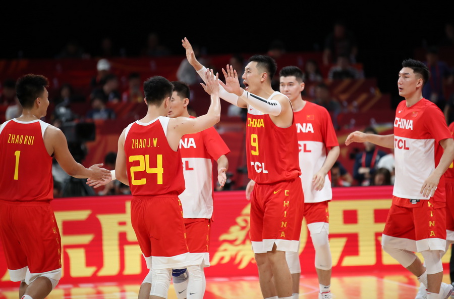 中國隊球員在暫停時相互擊掌鼓勵。新華社記者孟永民攝