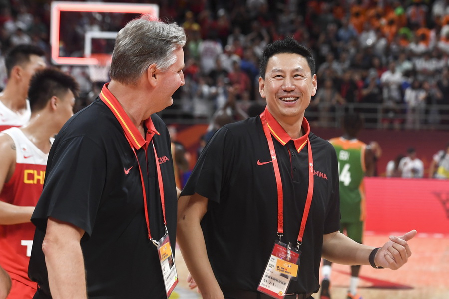 中國隊主教練李楠（右）在比賽勝利后露出笑容。新華社記者張晨霖攝