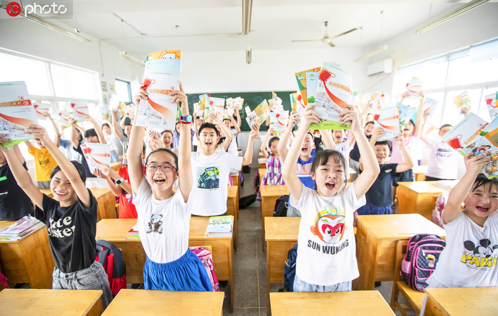 2019年8月31日，江蘇省南通市中小學生開始陸續報名並上預備課了。開發區實驗小學集團育才校區的同學們拿到新書，興奮地高喊：開學了！ 錢咸華