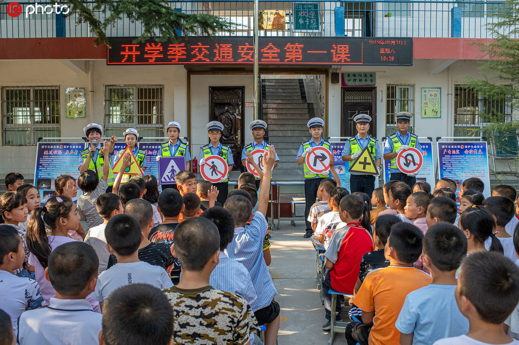 2019年8月31日白水縣交警走進校園開展“開學季交通安全第一課”活動，圖為給孩子們講解交通信號、標志標識的含義。高新峰