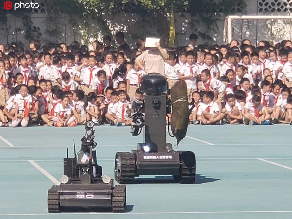 2019年9月1日，北京市西城區育民小學，開學典禮上，幾個機器人的參加吸引了同學們好奇的目光。於志強