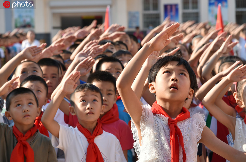 2019年9月1日，河北省石家庄市，石家庄市裕華路小學舉行開學典禮，給小學生滿滿地儀式感。圖為開學典禮上的升國旗儀式，學生面向國旗敬禮。