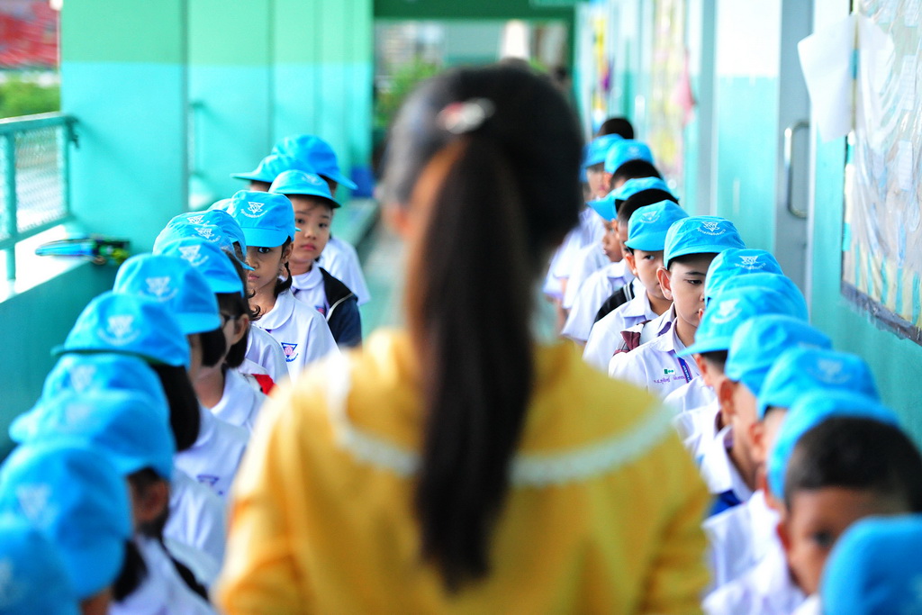 2019年5月16日，在泰國曼谷市郊，孩子們在學校裡列隊。當日，泰國中小學經過兩個月的假期后，迎來了新學期。新華社發（拉亨 攝）
