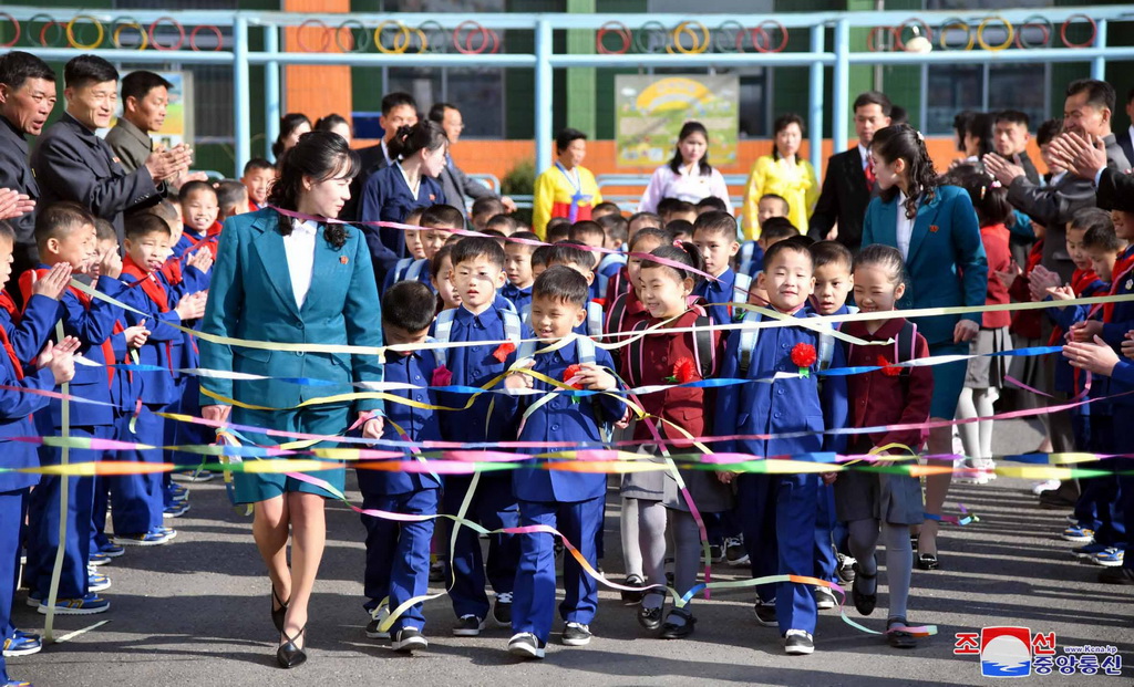 朝中社2019年4月1日提供的照片顯示，朝鮮一所學校的學生們參加開學典禮。新華社/朝中社