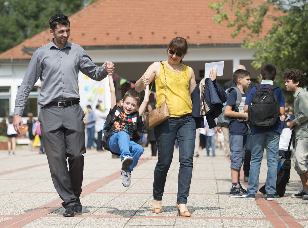 2014年9月8日，克羅地亞首都薩格勒布一所小學的新生與家長在校門口等待開學。新華社發（米紹·利沙寧 攝）