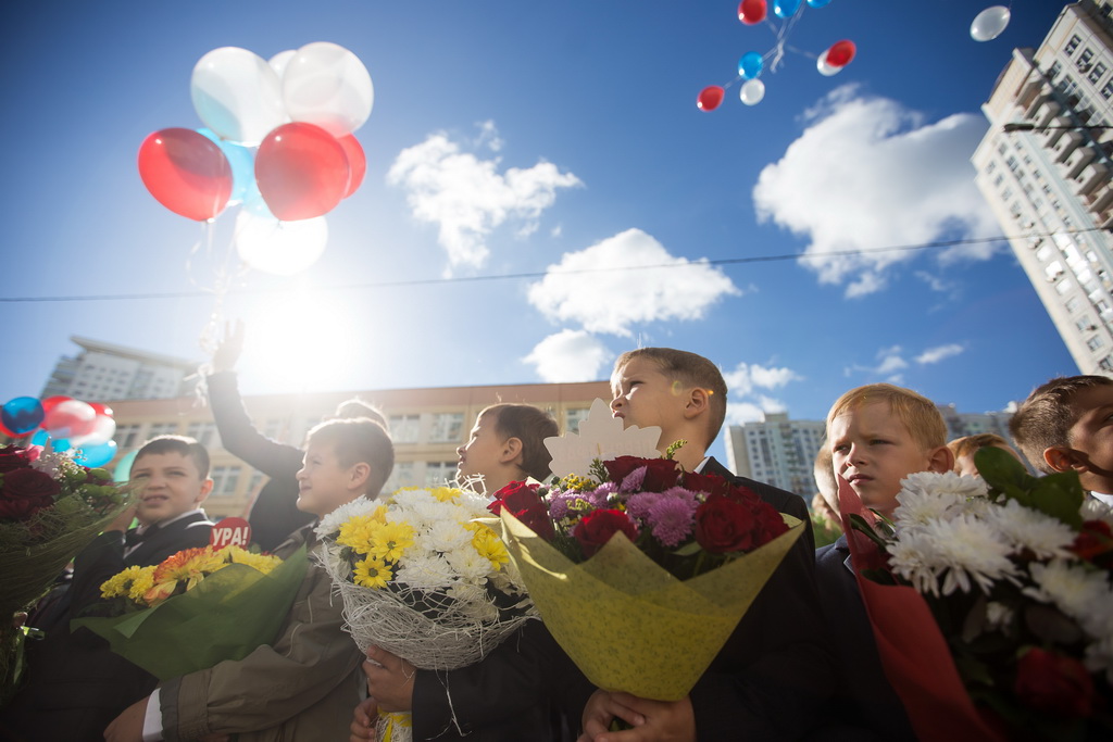 2016年9月1日，在俄羅斯首都莫斯科，學生們捧著花束參加開學典禮。當天也是俄羅斯一年一度的“知識日”。新華社發（葉甫蓋尼·西尼岑 攝）
