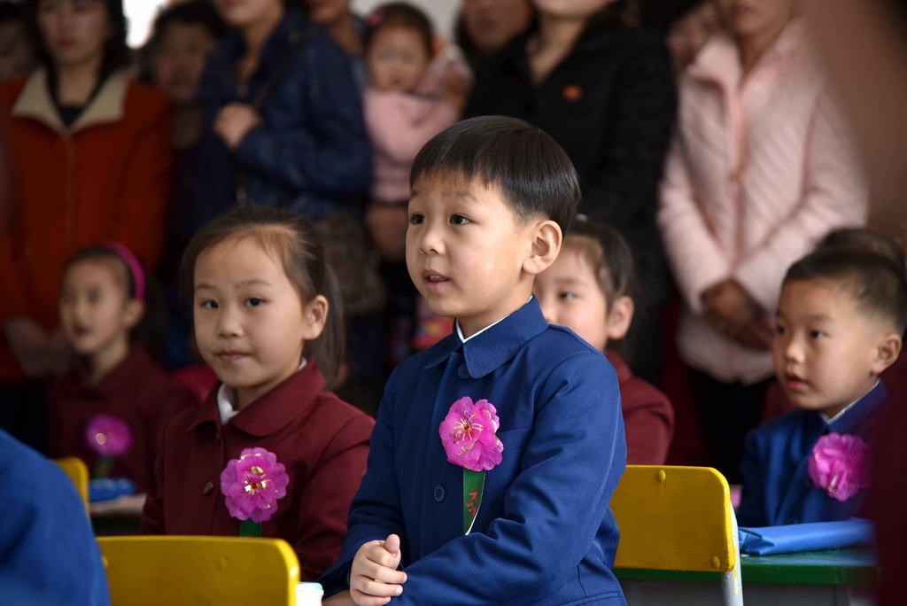 這是2016年4月1日在朝鮮一所小學拍攝的新入學的學生。新華社/朝中社
