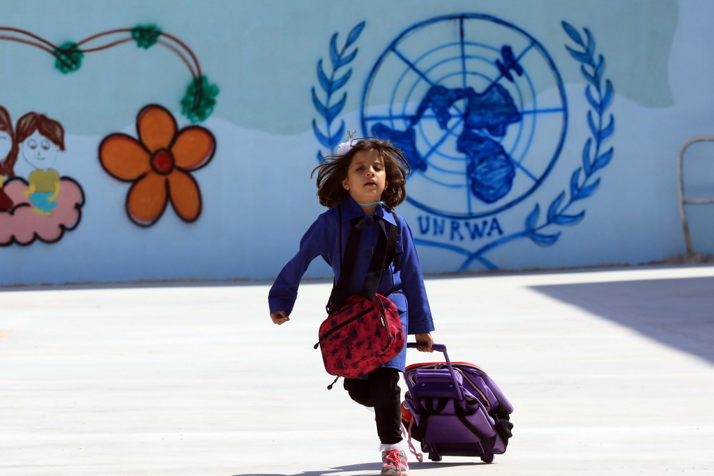 9月1日，在約旦安曼，一名女孩在新學期第一天來到一所由聯合國近東巴勒斯坦難民救濟和工程處修建的學校上課。新華社發（穆罕默德·阿布·高希 攝）