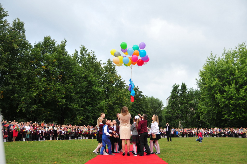 2017年9月1日，在拉脫維亞首都裡加，學生與老師在開學典禮上放飛氣球。當天是拉脫維亞學校開學的日子，也是一年一度的“知識日”。新華社發（亞尼斯 攝）