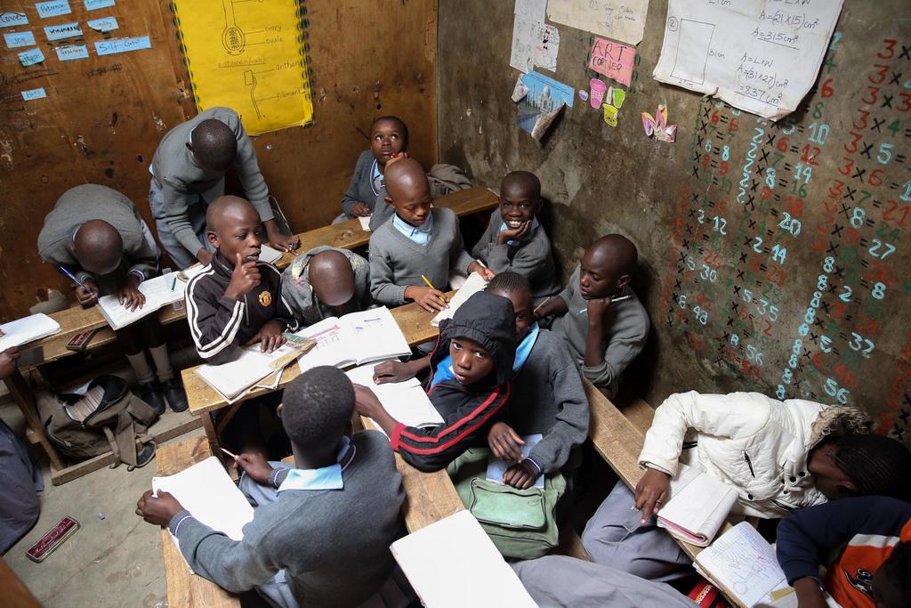 2016年8月30日，在肯尼亞內羅畢的馬薩雷貧民窟漢卡小學，學生們在教室內自習。8月底至9月初，肯尼亞首都內羅畢的馬薩雷貧民窟內各小學陸續迎來新學期。馬薩雷是肯尼亞第二大貧民窟，常年居住著約50萬貧困人口。據介紹，由於經濟原因，這裡的小學沒有開學典禮或迎新慶祝。新華社記者潘思危 攝
