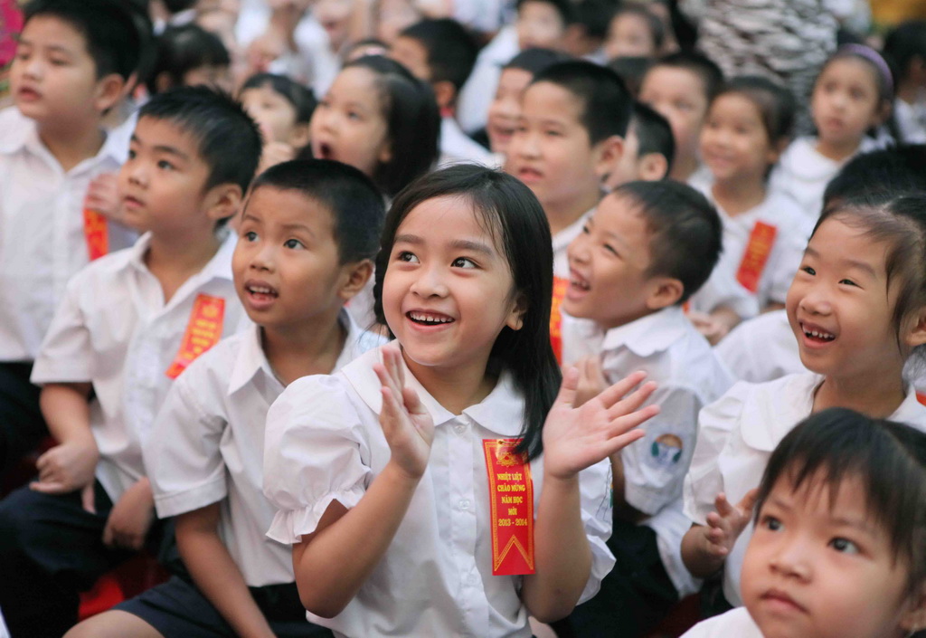 2013年9月4日，在越南首都河內的一所小學，學生參加開學儀式。9月初，越南各地小學和中學迎來新學期。新華社/越通社