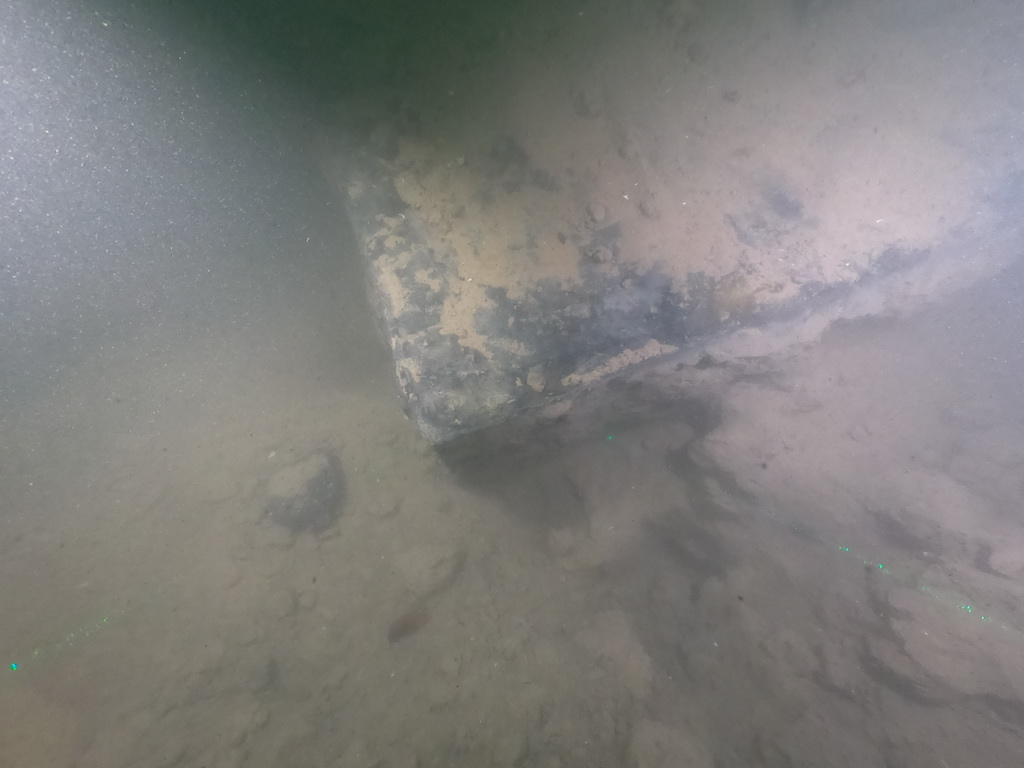 威海灣甲午沉艦遺址第一期調查項目在水下發現的一塊屬於“定遠艦”的鐵甲（資料照片）。新華社發 （國家文物局水下文化遺產保護中心供圖）