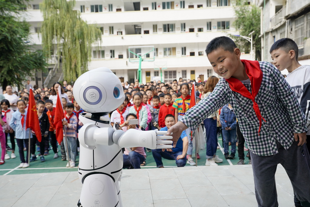 9��2�գ��ڳǿ���ޤ�����һ����Сѧ��ѧ�����ϣ���������ʦ�ںͺ��ӽ��л���������