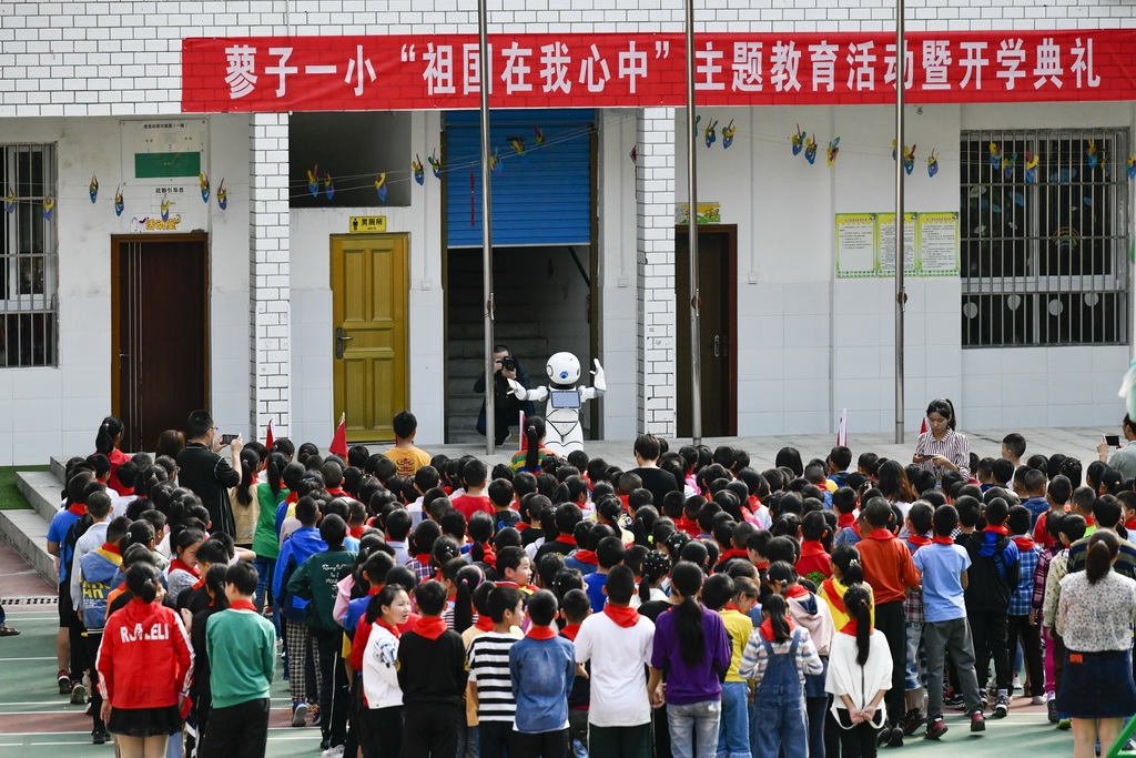 9月2日，在城口縣蓼子鄉第一中心小學開學典禮上，機器人老師給孩子們上科普教育課。