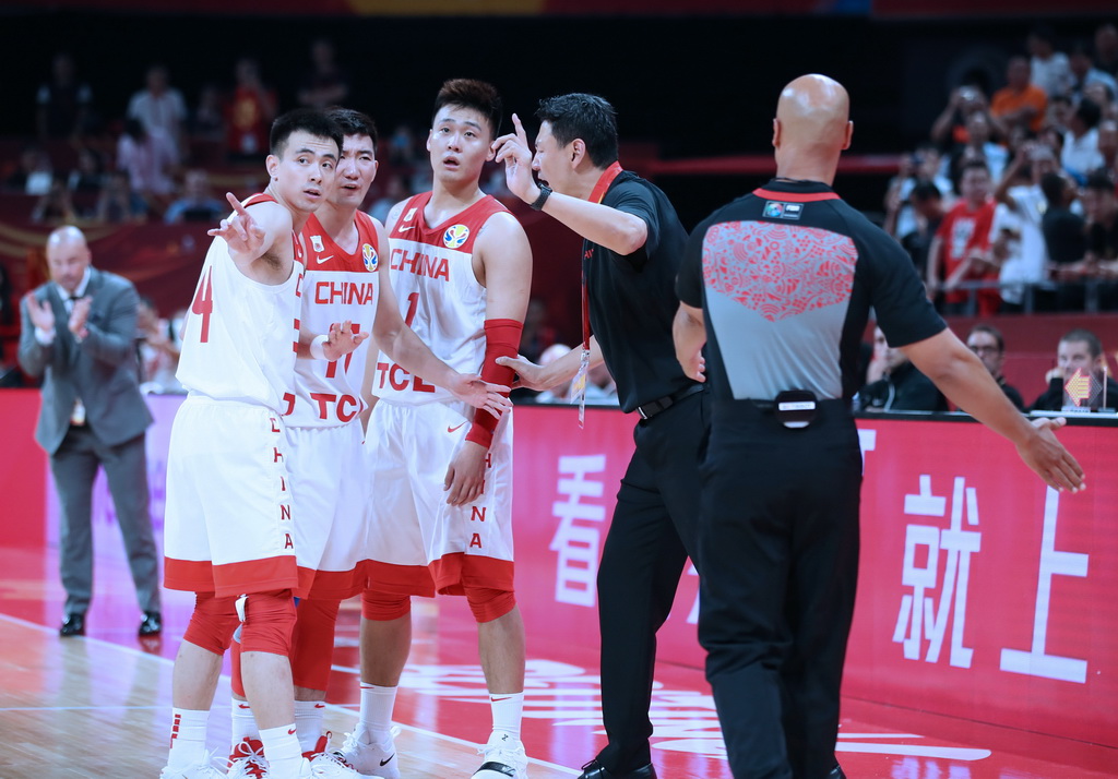 9月2日，中國隊主教練李楠（右二）在比賽中布置戰術。