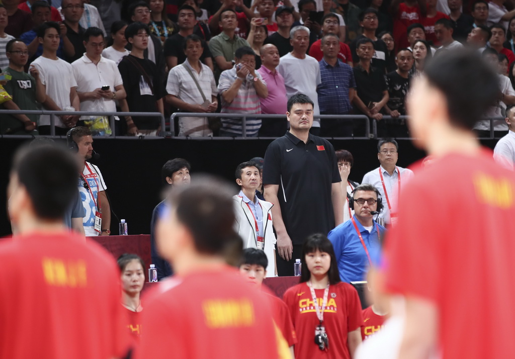 9月2日，中國籃協主席姚明（中）在比賽前的奏國歌儀式上。