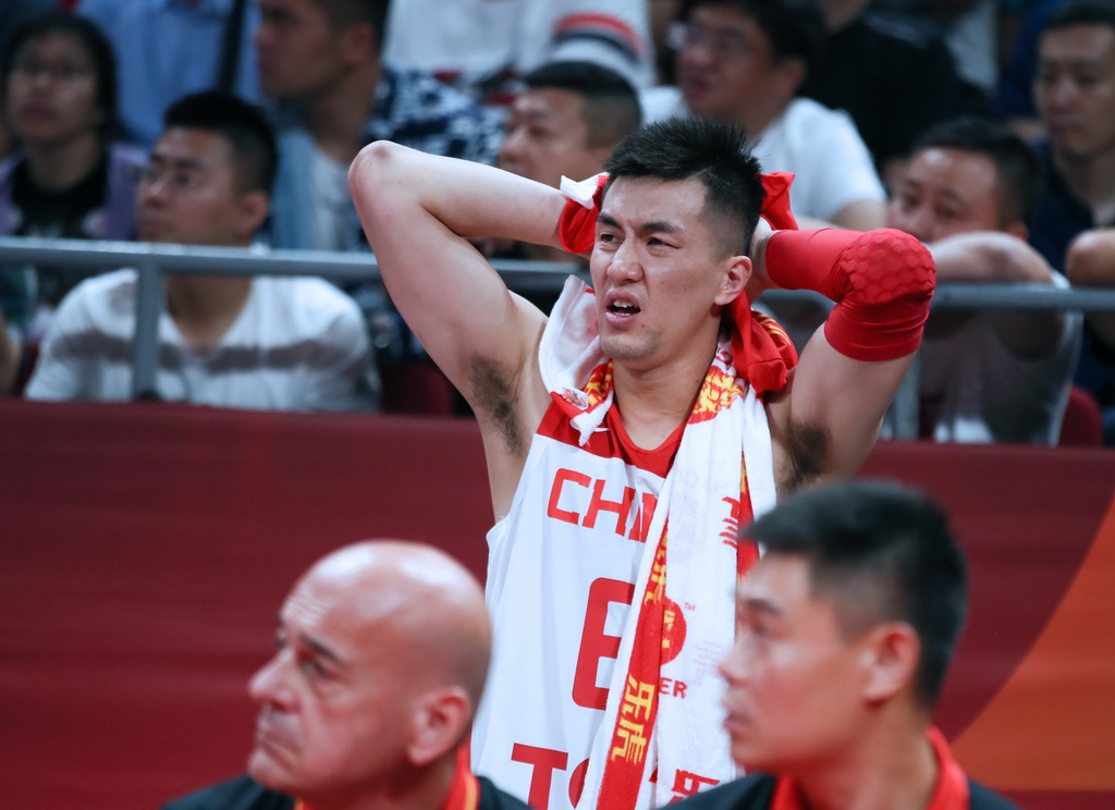 9月2日，中國隊球員郭艾倫五次犯規被罰出場。