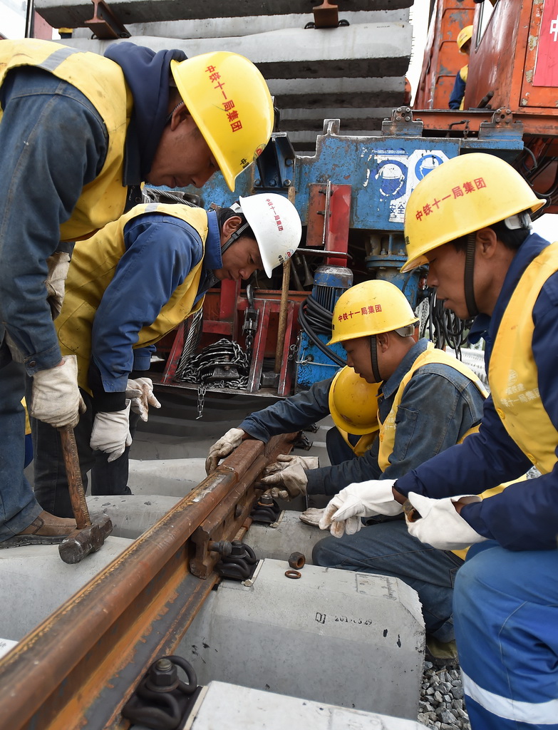 9月2日，工人在山南市澤當車站進行鋪軌作業。