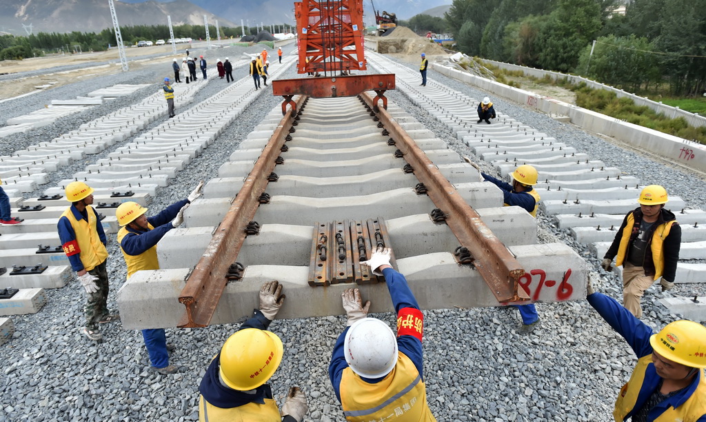 9月2日，工人在山南市澤當車站進行鋪軌作業。