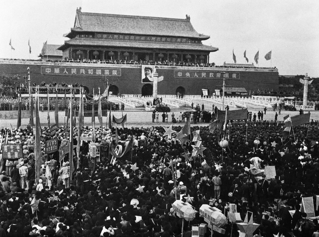 1949年10月1日，人們在北京天安門廣場參加開國大典。新華社發